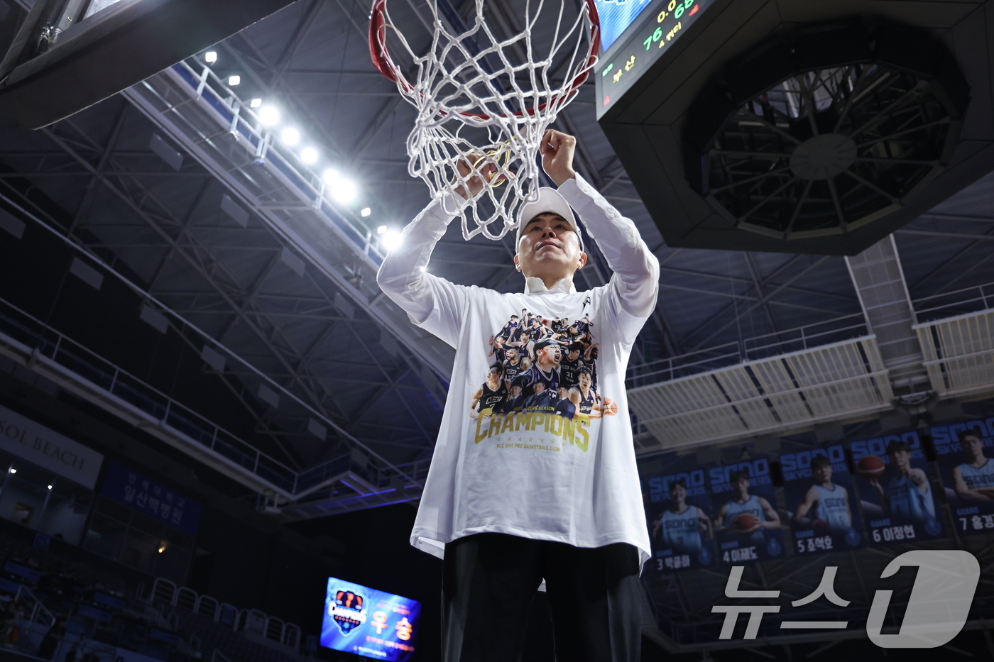 (고양=뉴스1) 구윤성 기자 = 13일 오후 경기 고양시 일산서구 고양소노아레나에서 열린 2025-26 프로농구 챔피언결정전 5차전 부산 KCC와 고양 소노의 경기에서 승리하며 우 …