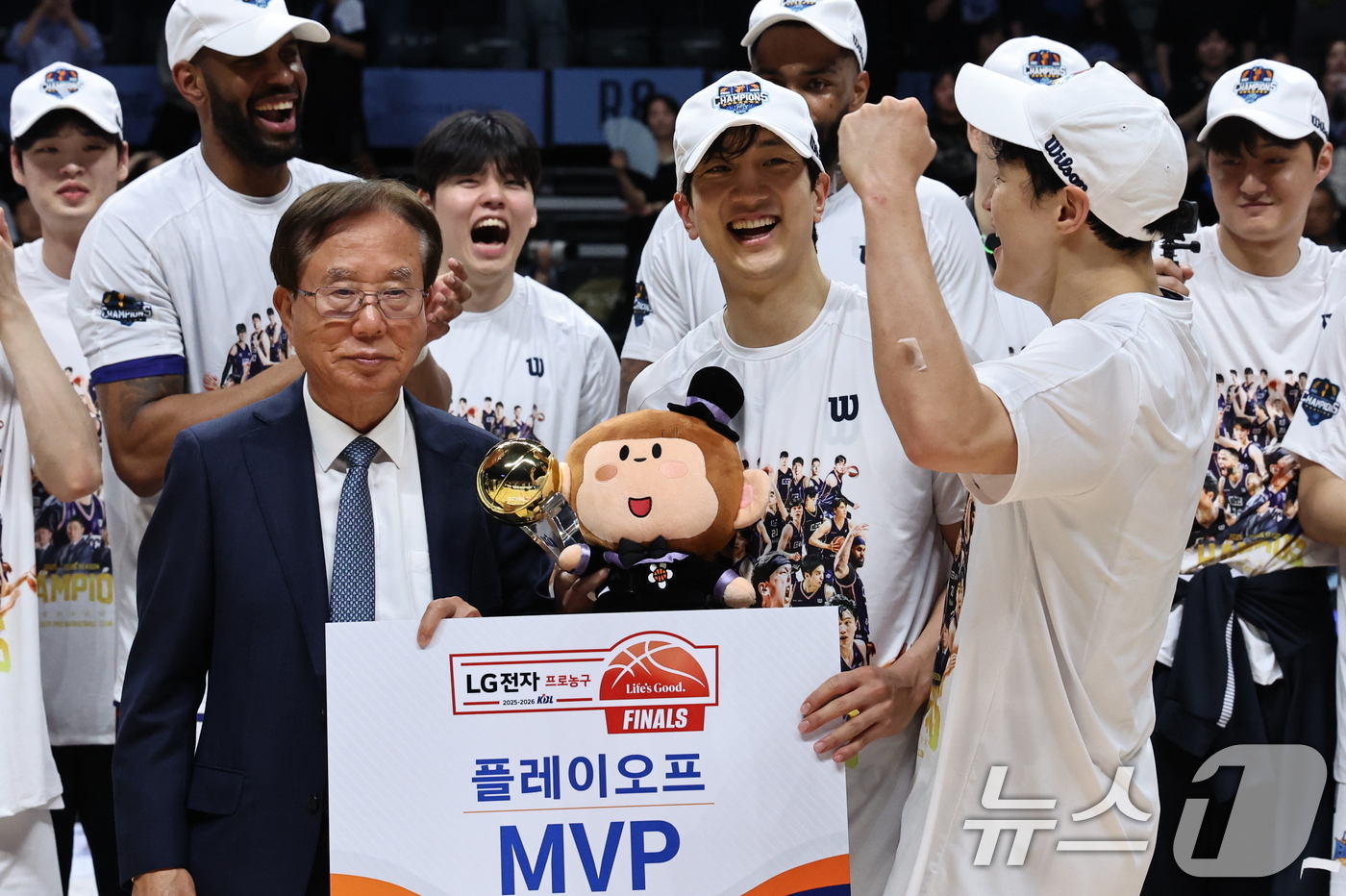 (고양=뉴스1) 구윤성 기자 = 13일 오후 경기 고양시 일산서구 고양소노아레나에서 열린 2025-26 프로농구 챔피언결정전 5차전 부산 KCC와 고양 소노의 경기에서 승리하며 우 …