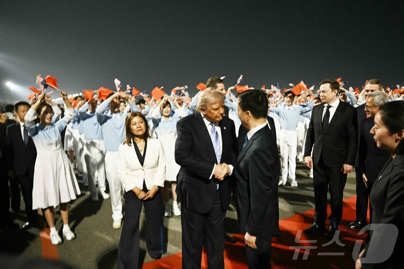 (AFP=뉴스1) = 도널드 트럼프 미국 대통령이 13일 밤 중국 베이징 서우두공항에 도착해 한정 중국 부주석의 영접을 받고 있다.ⓒ AFP=뉴스1