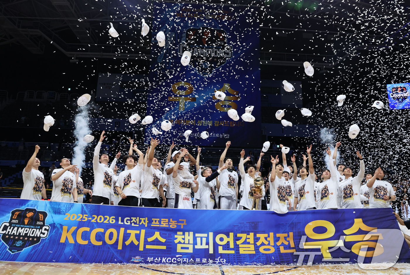 (고양=뉴스1) 구윤성 기자 = 13일 오후 경기 고양시 일산서구 고양소노아레나에서 열린 2025-26 프로농구 챔피언결정전 5차전 부산 KCC와 고양 소노의 경기에서 KCC 선수 …