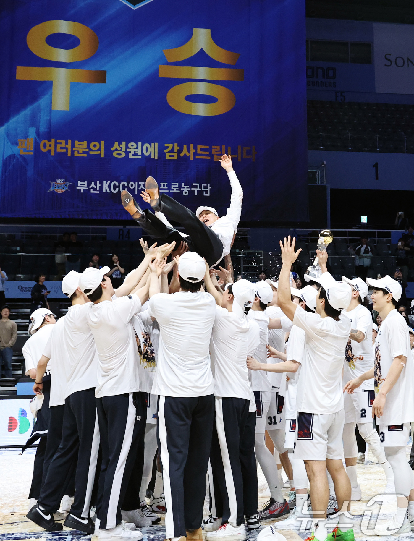 (고양=뉴스1) 구윤성 기자 = 13일 오후 경기 고양시 일산서구 고양소노아레나에서 열린 2025-26 프로농구 챔피언결정전 5차전 부산 KCC와 고양 소노의 경기에서 KCC 선수 …