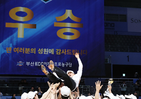 헹가래 받는 이상민 감독