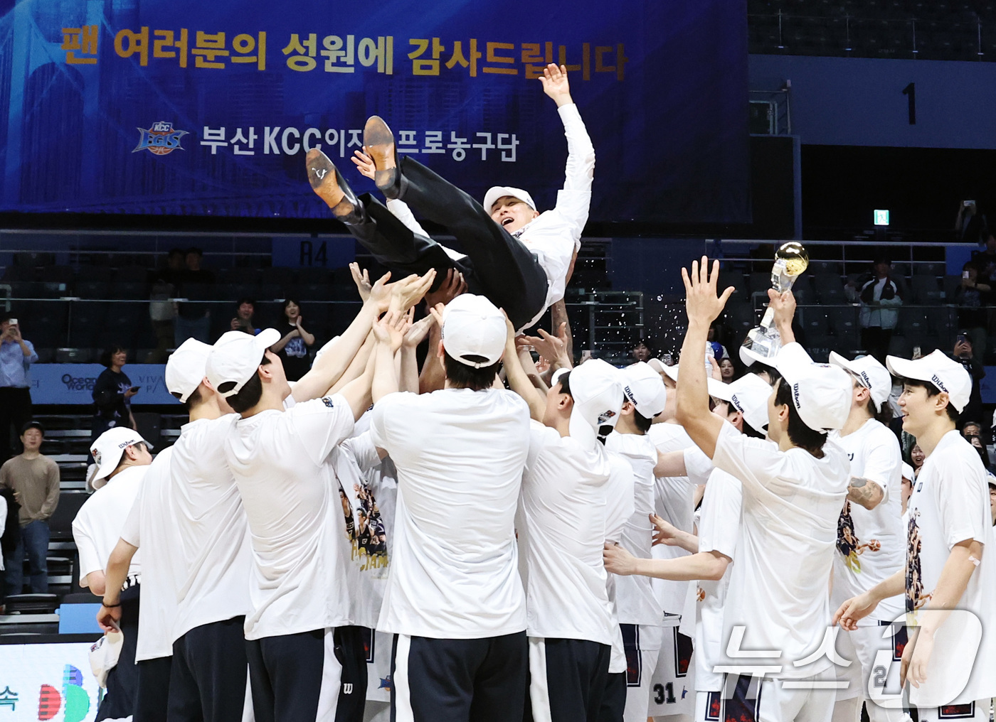 (고양=뉴스1) 구윤성 기자 = 13일 오후 경기 고양시 일산서구 고양소노아레나에서 열린 2025-26 프로농구 챔피언결정전 5차전 부산 KCC와 고양 소노의 경기에서 KCC 선수 …