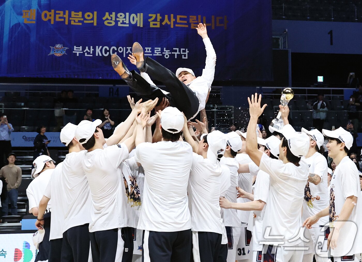 본문 이미지 - 13일 오후 경기 고양시 일산서구 고양소노아레나에서 열린 2025-26 프로농구 챔피언결정전 5차전 부산 KCC와 고양 소노의 경기에서 KCC 선수들이 우승을 확정, 선수들이 이상민 감독을 헹가래 치고 있다. 2026.5.13 ⓒ 뉴스1 구윤성 기자