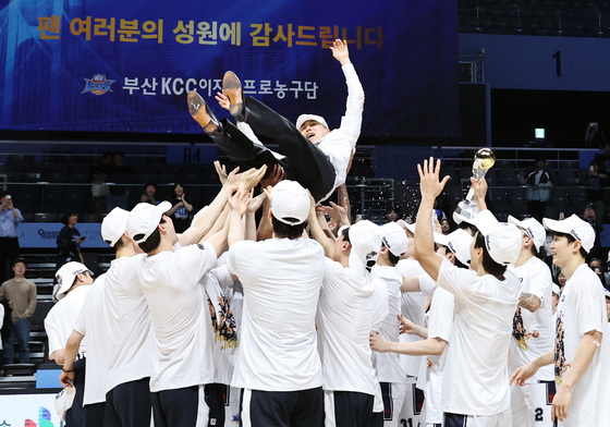 우승 헹가래 받는 이상민 감독