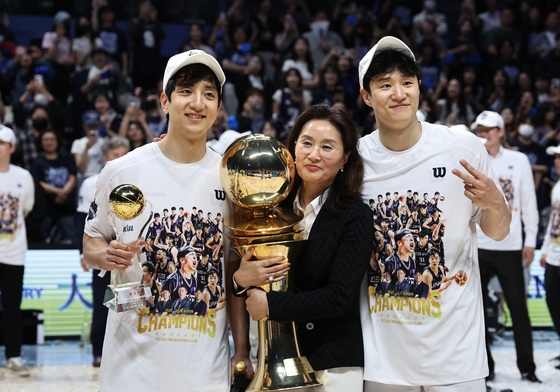 형 따라 KCC 온 허훈, 우승 한 풀고 챔프전 MVP…"내 선택 옳았다"