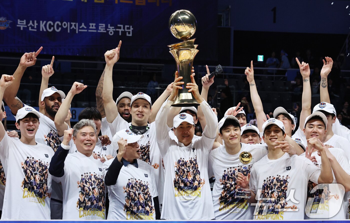 본문 이미지 - 13일 오후 경기 고양시 일산서구 고양소노아레나에서 열린 2025-26 프로농구 챔피언결정전 5차전 부산 KCC와 고양 소노의 경기에서 우승한 KCC 이상민 감독이 선수들과 함께 트로피를 들어올리며 기쁨을 나누고 있다. 2026.5.13 ⓒ 뉴스1 구윤성 기자