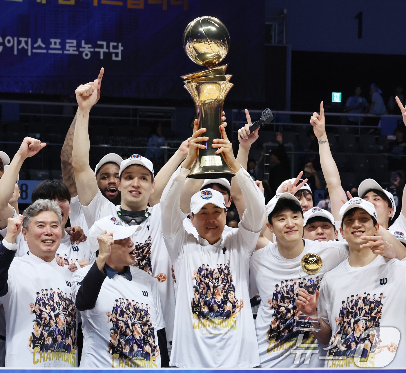 본문 이미지 - 13일 오후 경기 고양시 일산서구 고양소노아레나에서 열린 2025-26 프로농구 챔피언결정전 5차전 부산 KCC와 고양 소노의 경기에서 우승한 KCC 이상민 감독이 선수들과 함께 트로피를 들어올리며 기쁨을 나누고 있다. 2026.5.13 ⓒ 뉴스1 구윤성 기자