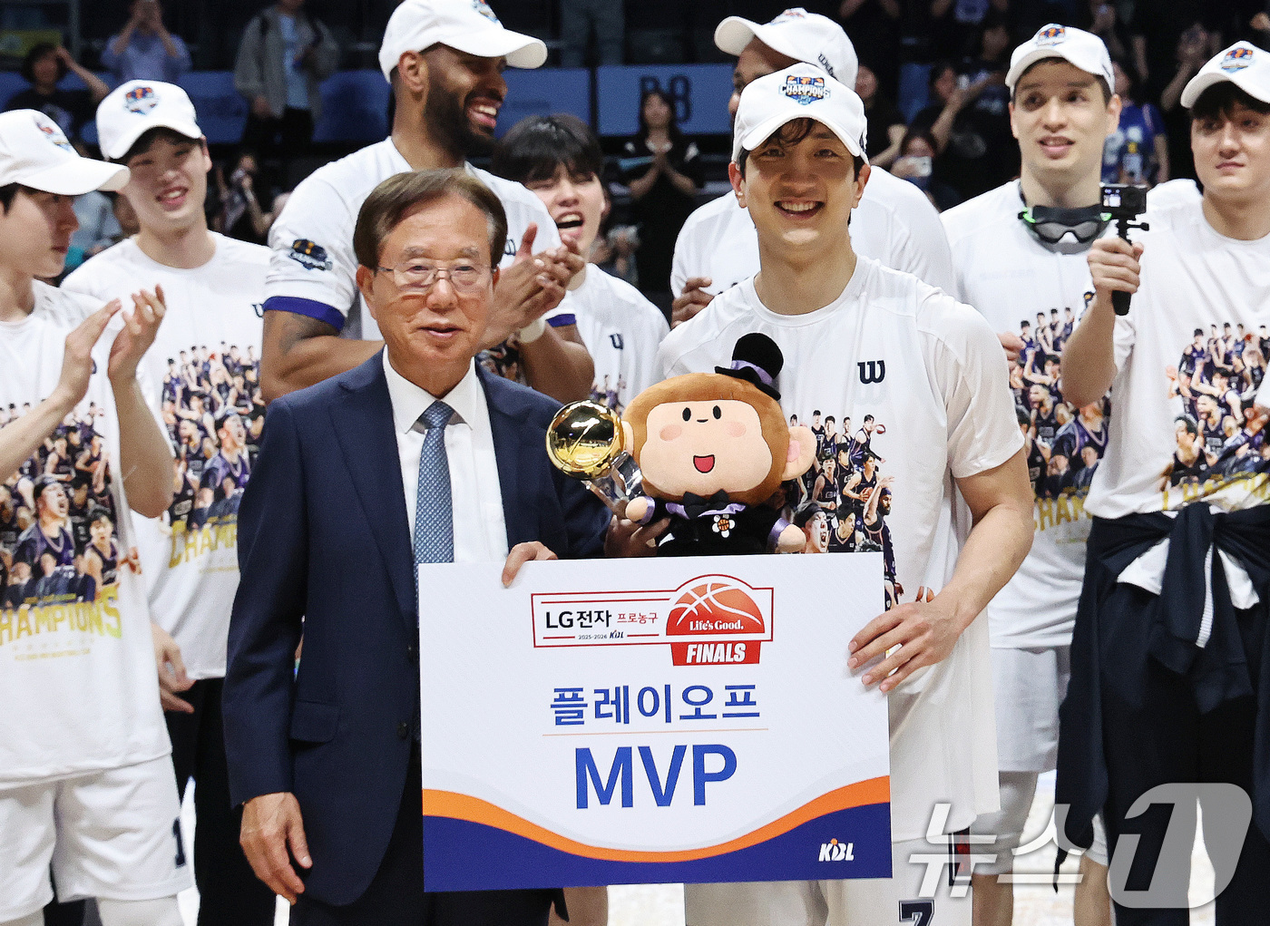 (고양=뉴스1) 구윤성 기자 = 13일 오후 경기 고양시 일산서구 고양소노아레나에서 열린 2025-26 프로농구 챔피언결정전 5차전 부산 KCC와 고양 소노의 경기에서 우승하며 플 …