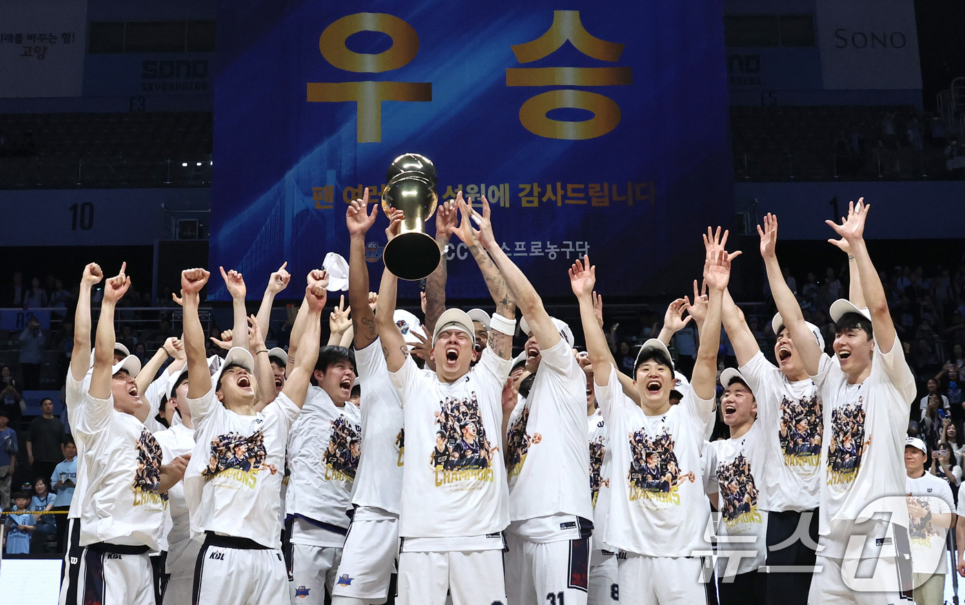 (고양=뉴스1) 구윤성 기자 = 13일 오후 경기 고양시 일산서구 고양소노아레나에서 열린 2025-26 프로농구 챔피언결정전 5차전 부산 KCC와 고양 소노의 경기에서 우승한 KC …