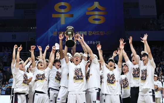 '6위팀의 반란' KCC, 소노 꺾고 통산 7번째 챔프전 우승