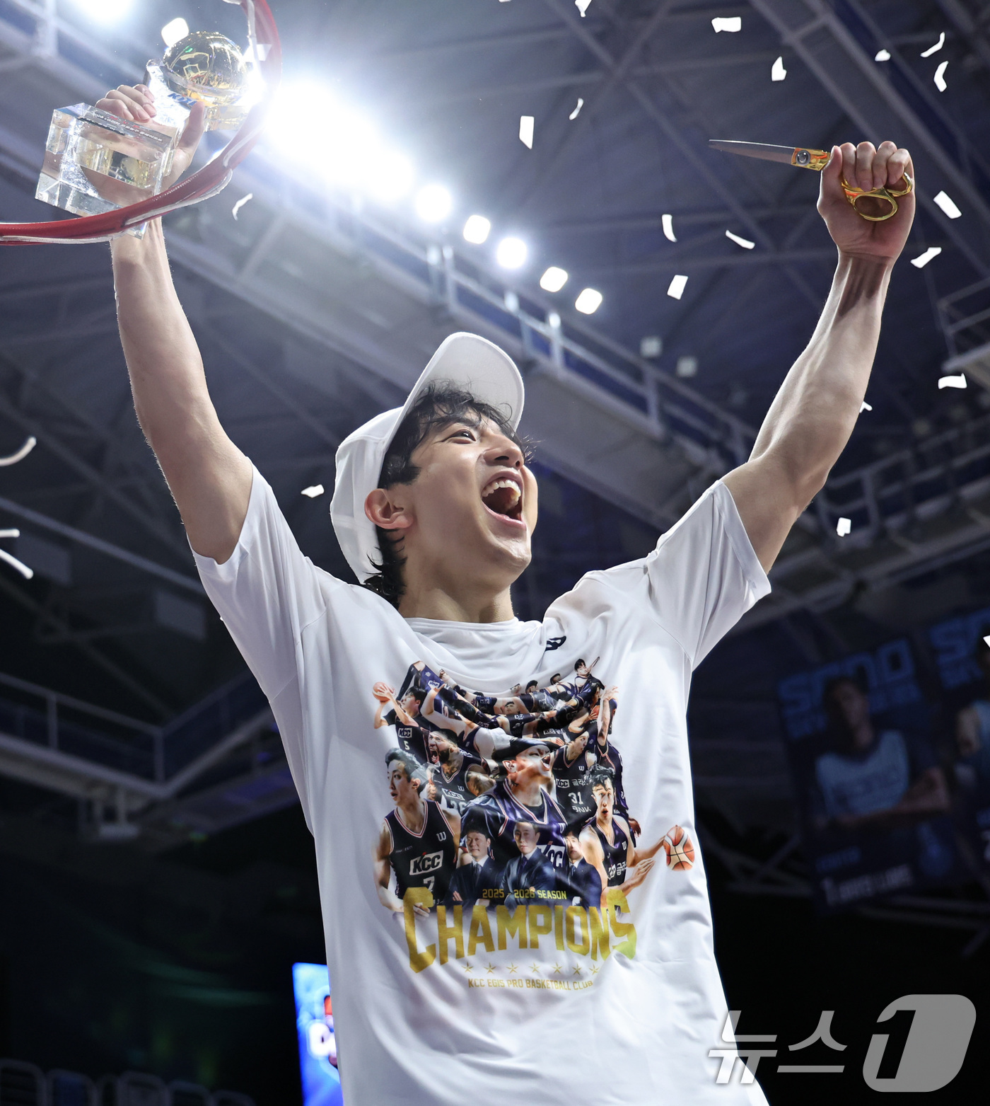 (고양=뉴스1) 구윤성 기자 = 13일 오후 경기 고양시 일산서구 고양소노아레나에서 열린 2025-26 프로농구 챔피언결정전 5차전 부산 KCC와 고양 소노의 경기에서 우승하며 플 …