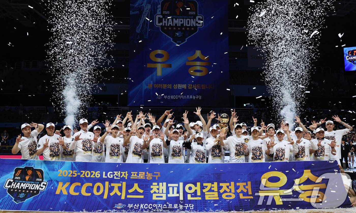 (고양=뉴스1) 구윤성 기자 = 13일 오후 경기 고양시 일산서구 고양소노아레나에서 열린 2025-26 프로농구 챔피언결정전 5차전 부산 KCC와 고양 소노의 경기에서 우승한 KC …