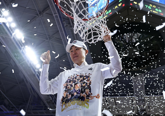 '우승 감독' 된 이상민…"하늘에 계신 아버지와 약속 지켰다"