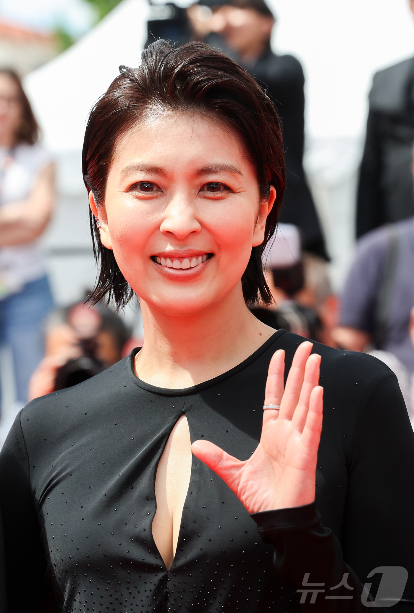 (칸=뉴스1) 이준성 특파원 = 일본 배우 마츠 다카코가 13일(현지시간) 프랑스 남부 칸에서 열린 제79회 칸 국제영화제 경쟁부문 초청작 ‘나기 노트’(Quelques jours …