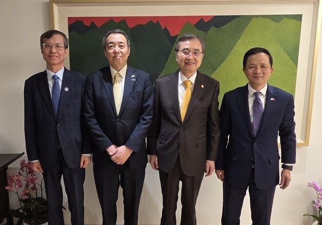 조현 외교, 한중일협력사무국·주한 중일대사와 만찬 "3국 협력 확대"