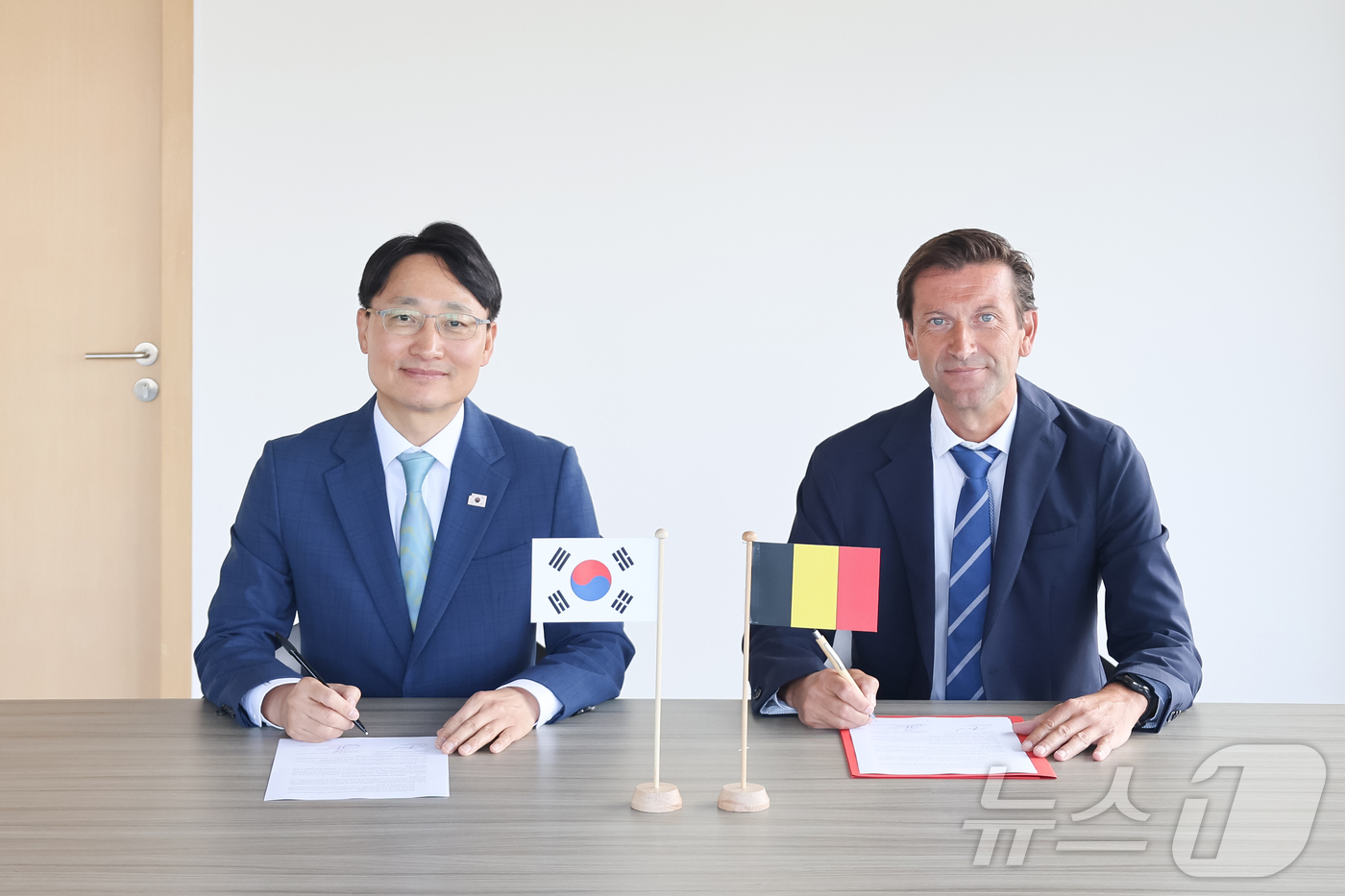 (서울=뉴스1) = 임광현 국세청장이 지난 11일 벨기에 브뤼셀에서 필립 반 데 벨데(Filip Van de Velde) 벨기에 국세청장과 가진 첫 한-벨기에 국세청장회의에서 양국 …