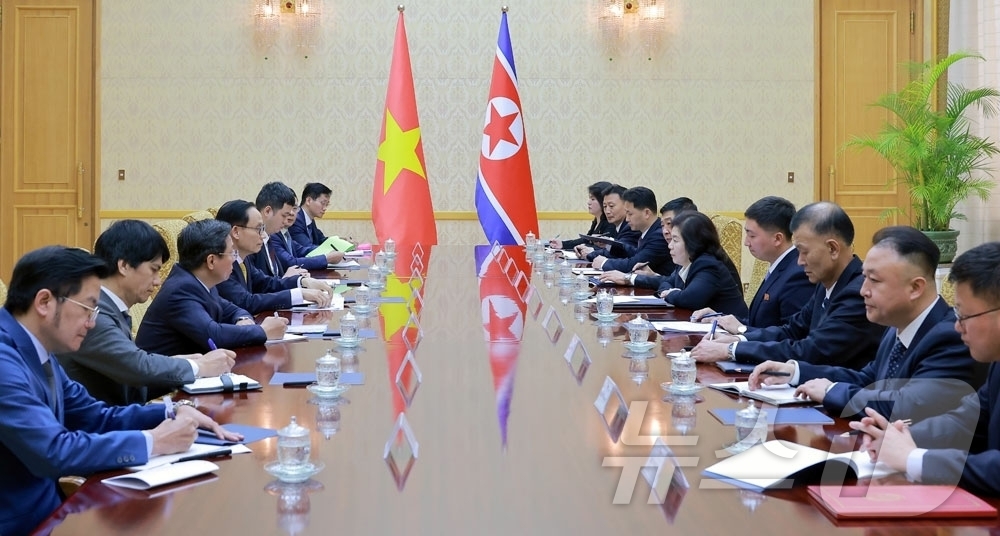 (평양 노동신문=뉴스1) = 북한 노동당 기관지 노동신문은 14일 "김성남 당 중앙위원회 비서 겸 국제부장이 13일 평양의사당에서 레 호아이 쭝 베트남 외무상을 만났다"라고 보도했 …