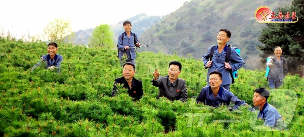 (평양 노동신문=뉴스1) = 북한 노동당 기관지 노동신문은 14일 "산림조성과 보호관리에 큰 힘을 불어넣어야 한다"라고 강조했다. [국내에서만 사용가능. 재배포 금지. DB 금지. …