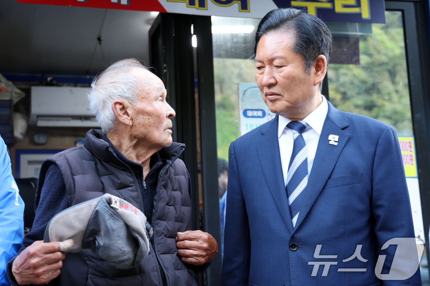 (울릉=뉴스1) 황기선 기자 = 정청래 더불어민주당 대표가 14일 오전 경북 울릉군 도동소공원 일대에서 시민과 대화를 하고 있다.  2026.5.14/뉴스1