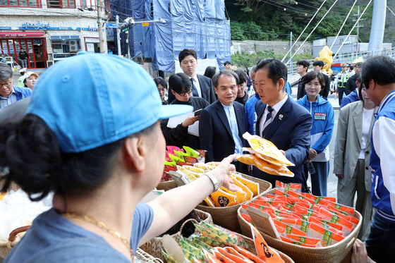 울릉도 특산품 호박엿 구입하는 정청래 대표