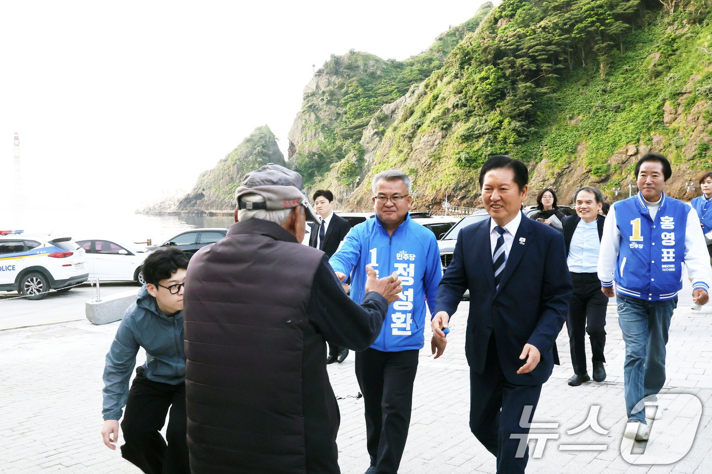 (울릉=뉴스1) 황기선 기자 = 정청래 더불어민주당 대표가 14일 오전 경북 울릉군 도동소공원 일대에서 시민들에게 인사 하고 있다.  2026.5.14/뉴스1