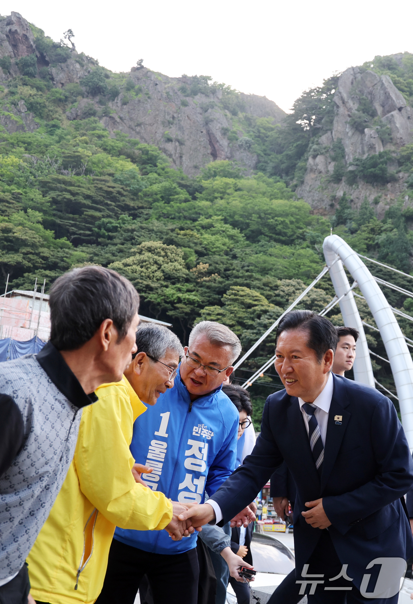 (울릉=뉴스1) 황기선 기자 = 정청래 더불어민주당 대표가 14일 오전 경북 울릉군 도동소공원 일대에서 시민들에게 인사를 하고 있다.  2026.5.14/뉴스1