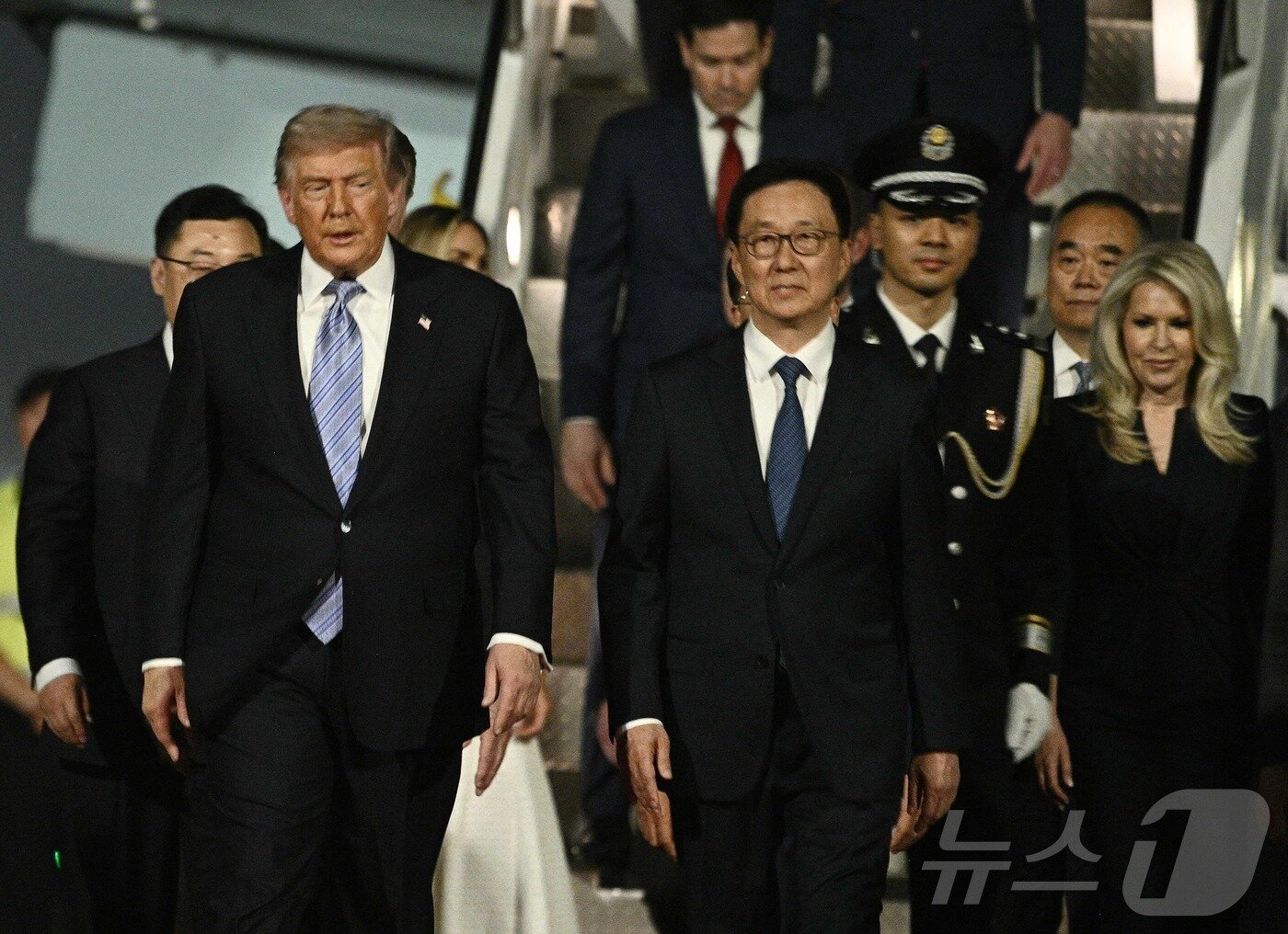 본문 이미지 - 도널드 트럼프 미국 대통령(왼쪽)이 13일 중국 베이징 서우두 국제공항에 도착한 전용기 '에어포스원'에서 내려 한정 중국 국가부주석의 영접을 받고 있다. 오른쪽은 모니카 크롤리 미 백악관 의전장. 2026.05.13. ⓒ AFP=뉴스1