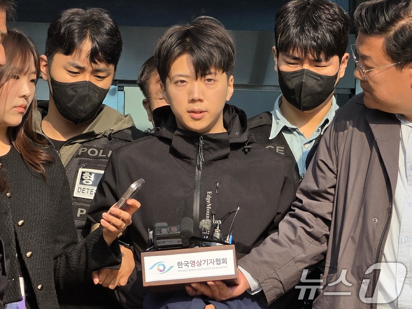 본문 이미지 - 어린이날 광주 도심에서 일면식 없는 여고생을 살해해 살인·살인미수 등의 혐의를 받는 장윤기(23)가 지난 5월 14일 오전 광주 서부경찰서에서 검찰에 송치되고 있다. 장윤기는 이날 광주에선 처음으로 신상이 공개됐다. 2026.5.14 ⓒ 뉴스1 이수민 기자
