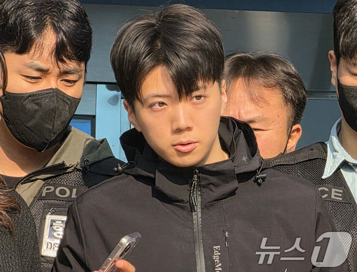 본문 이미지 - 어린이날 광주 도심에서 일면식 없는 여고생을 살해해 살인·살인미수 등의 혐의를 받는 장윤기(23)가 14일 오전 광주 서부경찰서에서 검찰에 송치되고 있다. 장윤기는 이날 광주에선 처음으로 신상이 공개됐다. 2026.5.14 ⓒ 뉴스1 이수민 기자