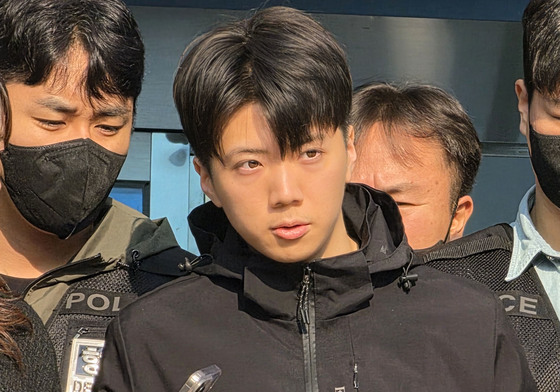 고개 빳빳이 카메라 응시…'여고생 살해' 23세 장윤기 구속송치(종합)