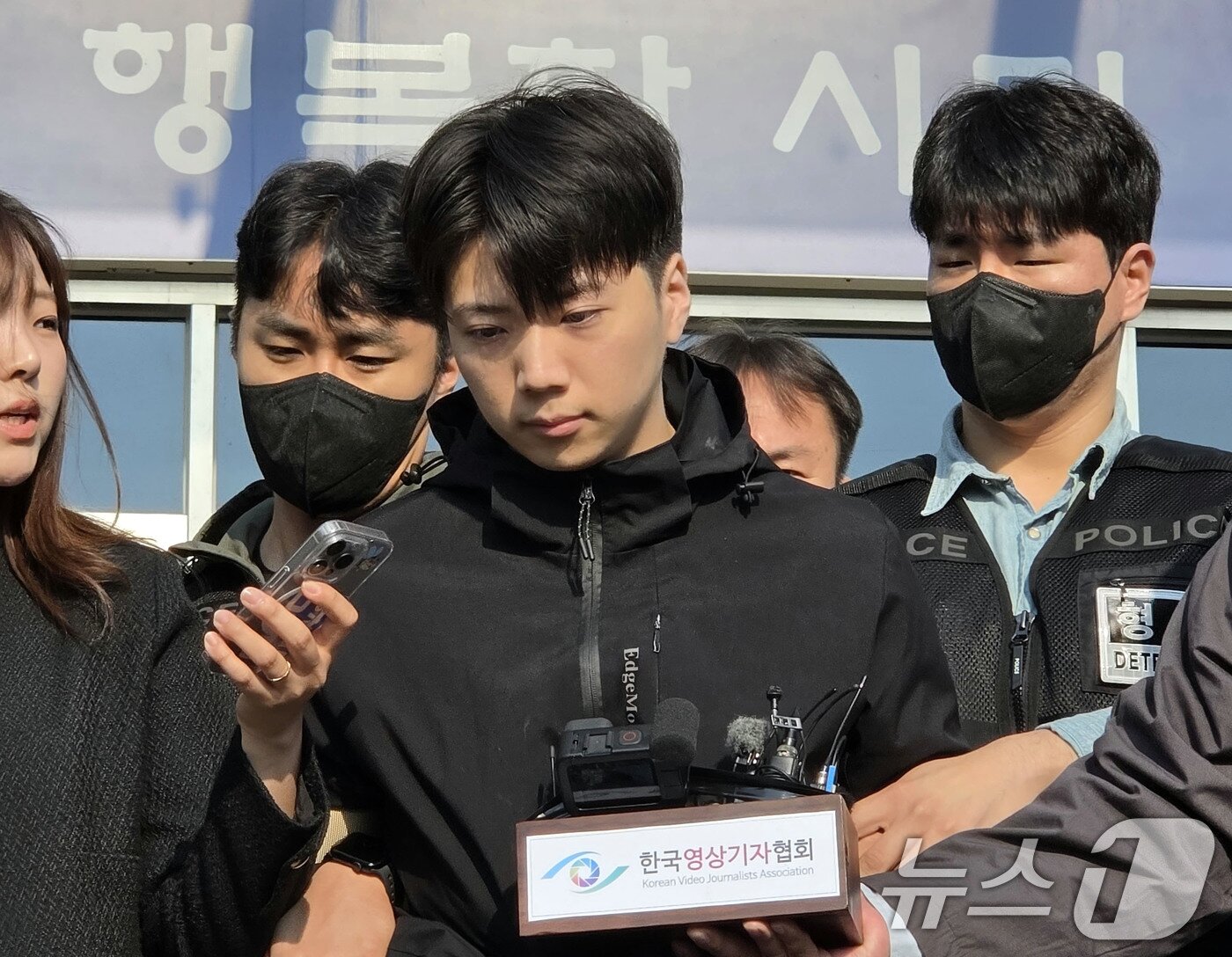 본문 이미지 - 어린이날 광주 도심에서 일면식 없는 여고생을 살해해 살인·살인미수 등의 혐의를 받는 장윤기(23)가 14일 오전 광주 서부경찰서에서 검찰에 송치되고 있다. 장윤기는 이날 광주에선 처음으로 신상이 공개됐다. 2026.5.14 ⓒ 뉴스1 이수민 기자