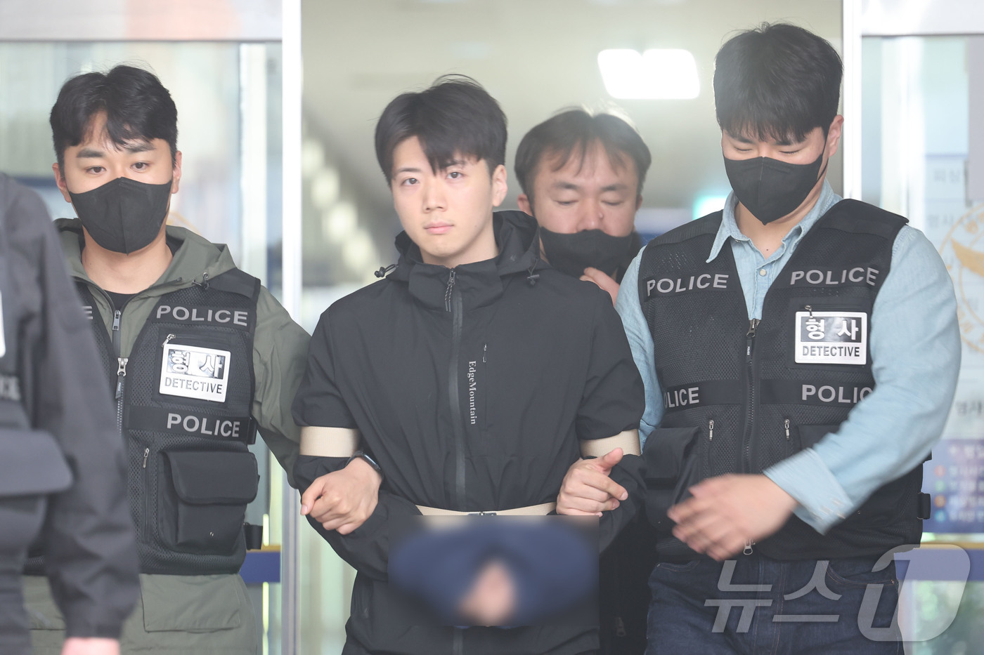 (광주=뉴스1) 조수민 수습기자 = 어린이날 광주 도심에서 일면식 없는 여고생을 살해해 살인·살인미수 등의 혐의를 받는 장윤기(23)가 14일 오전 광주 서부경찰서에서 검찰에 송치 …