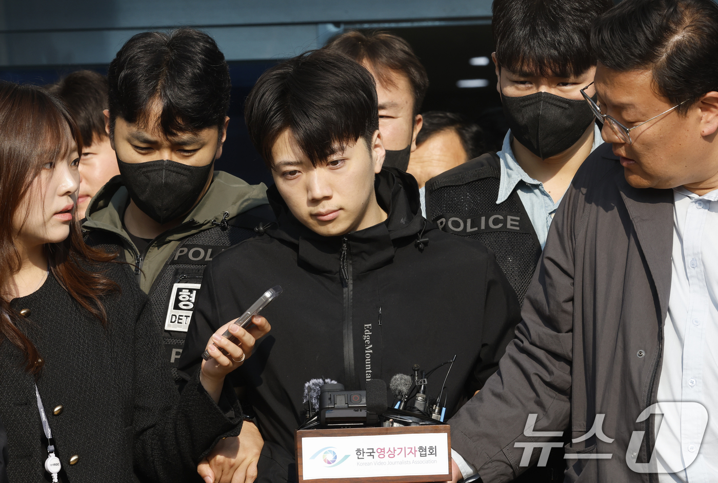 (광주=뉴스1) 김태성 기자 = 어린이날 광주 도심에서 일면식 없는 여고생을 살해해 살인·살인미수 등의 혐의를 받는 장윤기(23)가 14일 오전 광주 서부경찰서에서 검찰에 송치되고 …