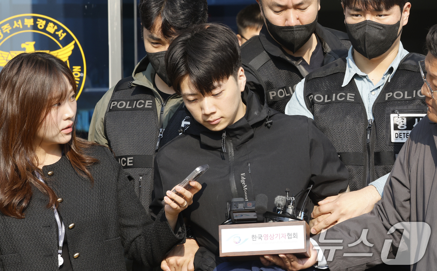 (광주=뉴스1) 김태성 기자 = 어린이날 광주 도심에서 일면식 없는 여고생을 살해해 살인·살인미수 등의 혐의를 받는 장윤기(23)가 14일 오전 광주 서부경찰서에서 검찰에 송치되고 …