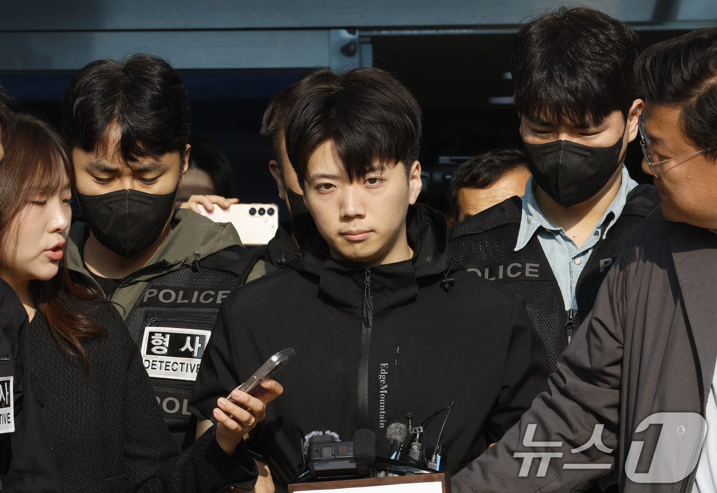 (광주=뉴스1) 김태성 기자 = 어린이날 광주 도심에서 일면식 없는 여고생을 살해해 살인·살인미수 등의 혐의를 받는 장윤기(23)가 14일 오전 광주 서부경찰서에서 검찰에 송치되고 …