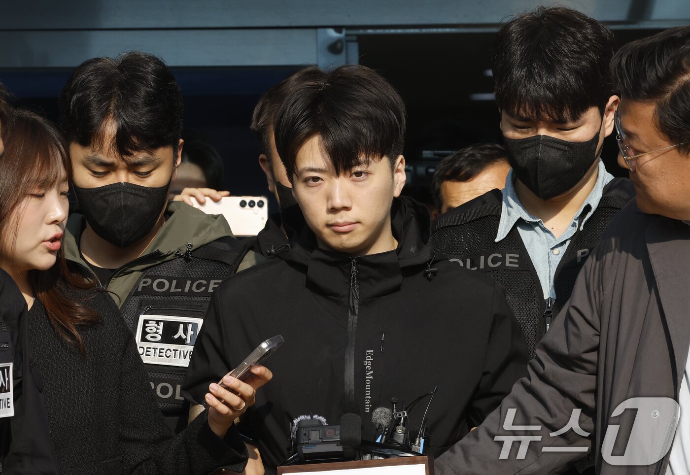 본문 이미지 - 어린이날 광주 도심에서 일면식 없는 여고생을 살해해 살인·살인미수 등의 혐의를 받는 장윤기(23)가 14일 오전 광주 서부경찰서에서 검찰에 송치되고 있다. 장윤기는 이날 광주에선 처음으로 신상이 공개됐다. 2026.5.14 ⓒ 뉴스1 김태성 기자