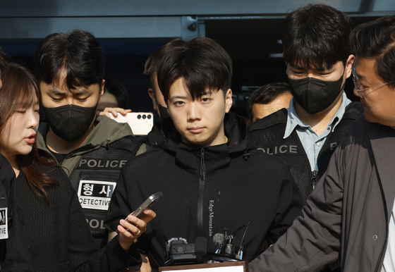 얼굴 들고 나오는 장윤기