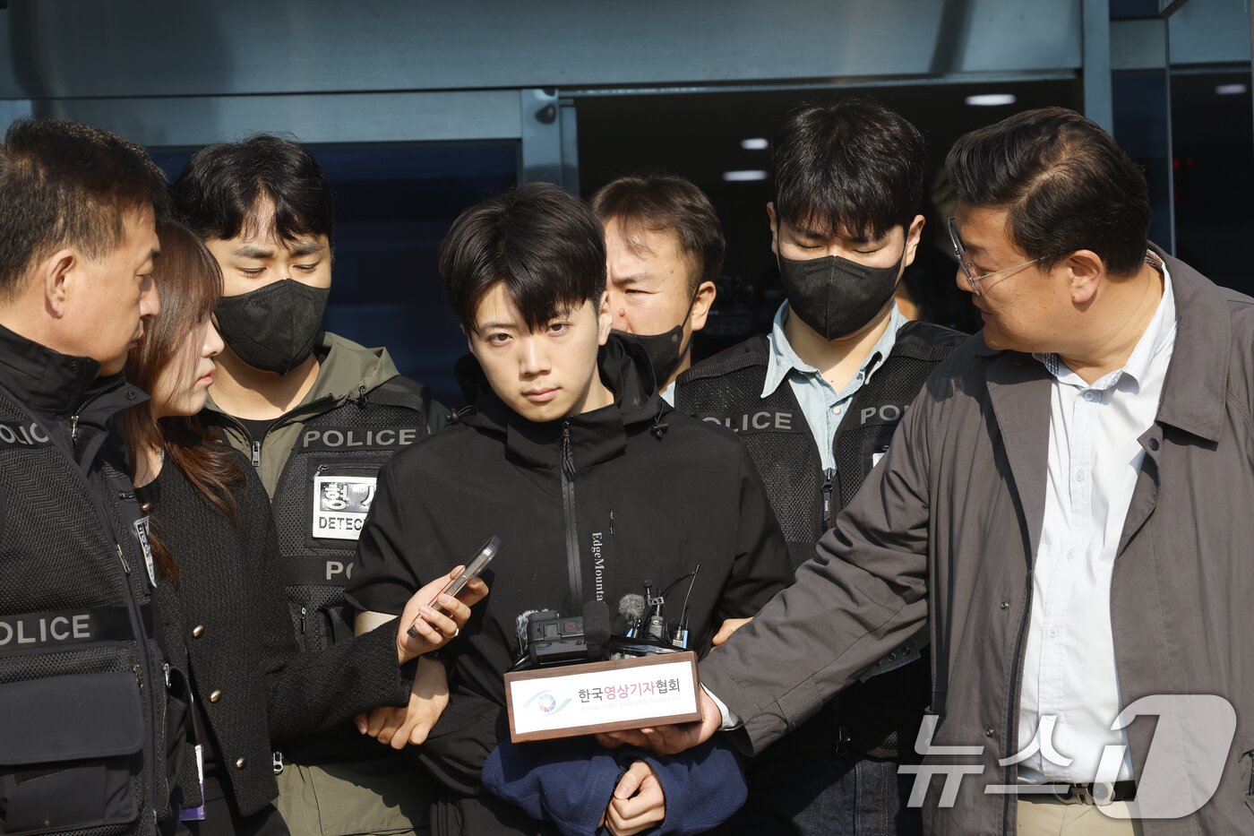 본문 이미지 - 어린이날 광주 도심에서 일면식 없는 여고생을 살해해 살인·살인미수 등의 혐의를 받는 장윤기(23)가 14일 오전 광주 서부경찰서에서 검찰에 송치되고 있다. 장윤기는 이날 광주에선 처음으로 신상이 공개됐다. 2026.5.14 ⓒ 뉴스1 김태성 기자