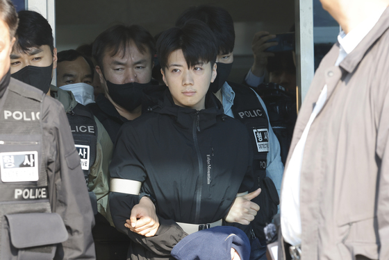 얼굴 들고 경찰서 나오는 장윤기