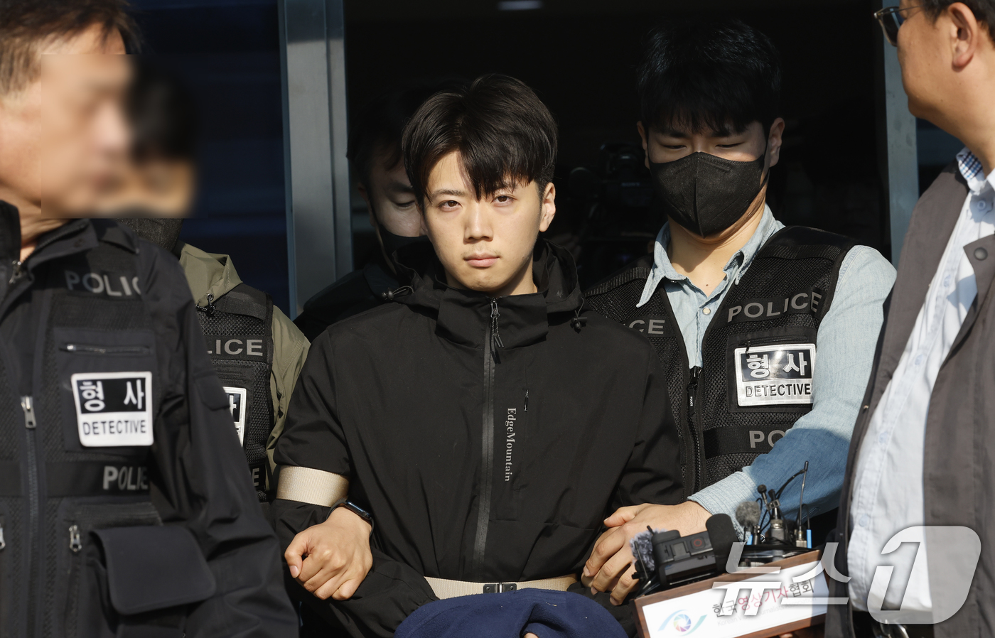(광주=뉴스1) 김태성 기자 = 어린이날 광주 도심에서 일면식 없는 여고생을 살해해 살인·살인미수 등의 혐의를 받는 장윤기(23)가 14일 오전 광주 서부경찰서에서 검찰에 송치되고 …