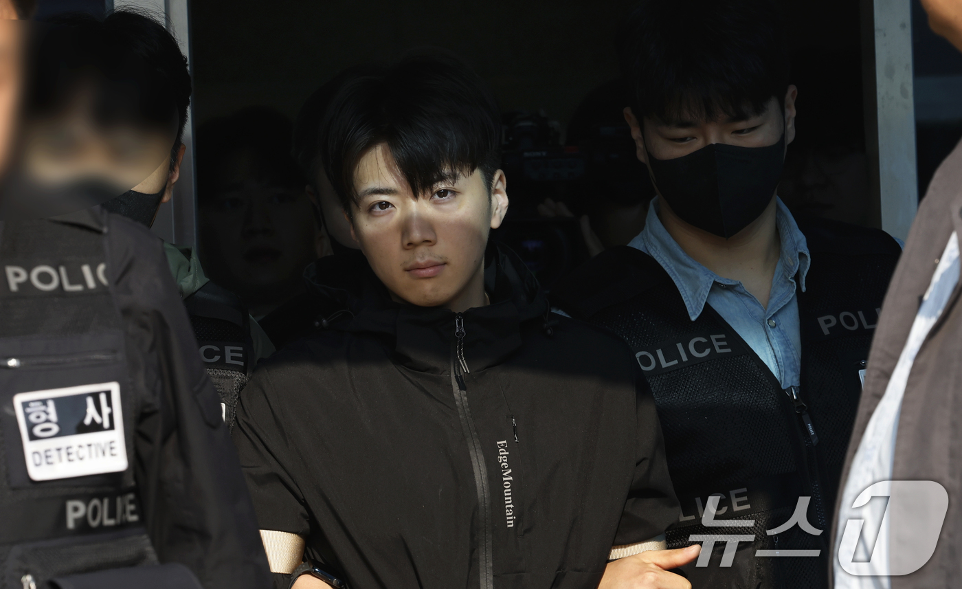 (광주=뉴스1) 김태성 기자 = 어린이날 광주 도심에서 일면식 없는 여고생을 살해해 살인·살인미수 등의 혐의를 받는 장윤기(23)가 14일 오전 광주 서부경찰서에서 검찰에 송치되고 …