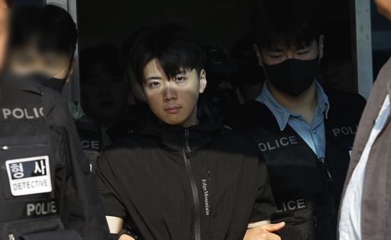 얼굴 들고 나오는 장윤기