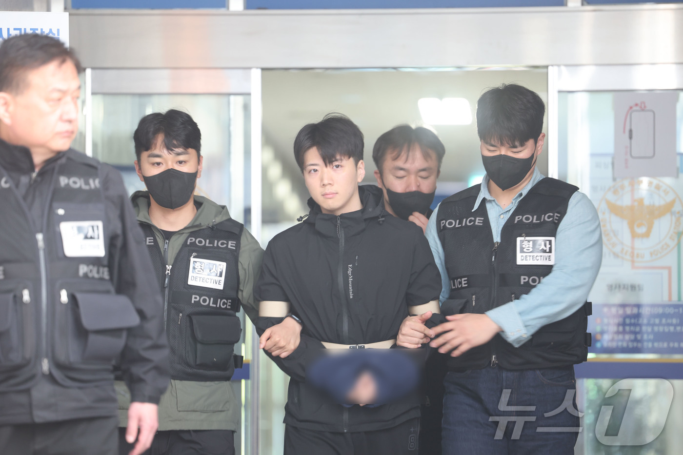 (광주=뉴스1) 조수민 수습기자 = 어린이날 광주 도심에서 일면식 없는 여고생을 살해해 살인·살인미수 등의 혐의를 받는 장윤기(23)가 14일 오전 광주 서부경찰서에서 검찰에 송치 …
