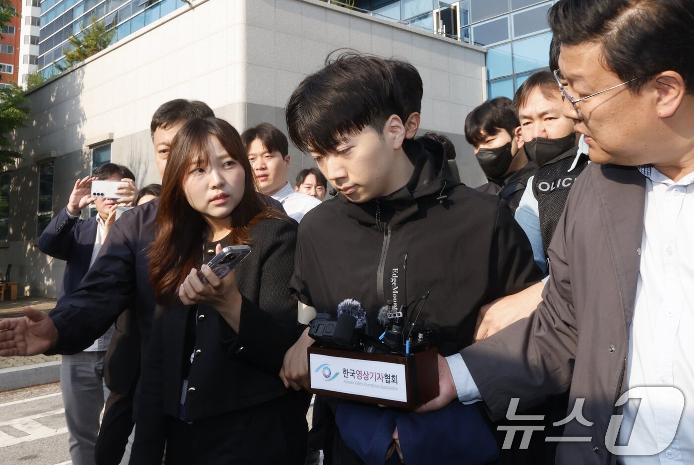 본문 이미지 - 광주 도심에서 일면식도 없는 10대 여고생을 살해한 장윤기가 14일 오전 광주 서부경찰서에서 검찰로 송치되고 있다. ⓒ 뉴스1 김태성 기자