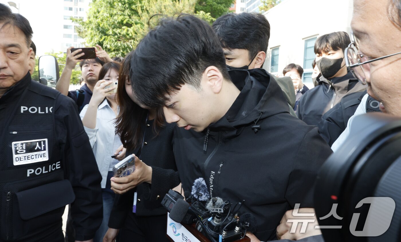 본문 이미지 - 어린이날 광주 도심에서 일면식 없는 여고생을 살해해 살인·살인미수 등의 혐의를 받는 장윤기(23)가 14일 오전 광주 서부경찰서에서 검찰에 송치되고 있다. 장윤기는 이날 광주에선 처음으로 신상이 공개됐다. 2026.5.14 ⓒ 뉴스1 김태성 기자