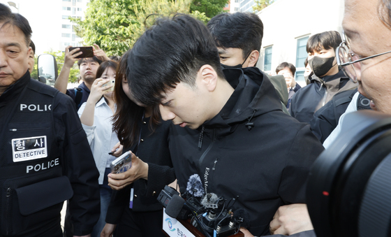 호송차 타는 장윤기
