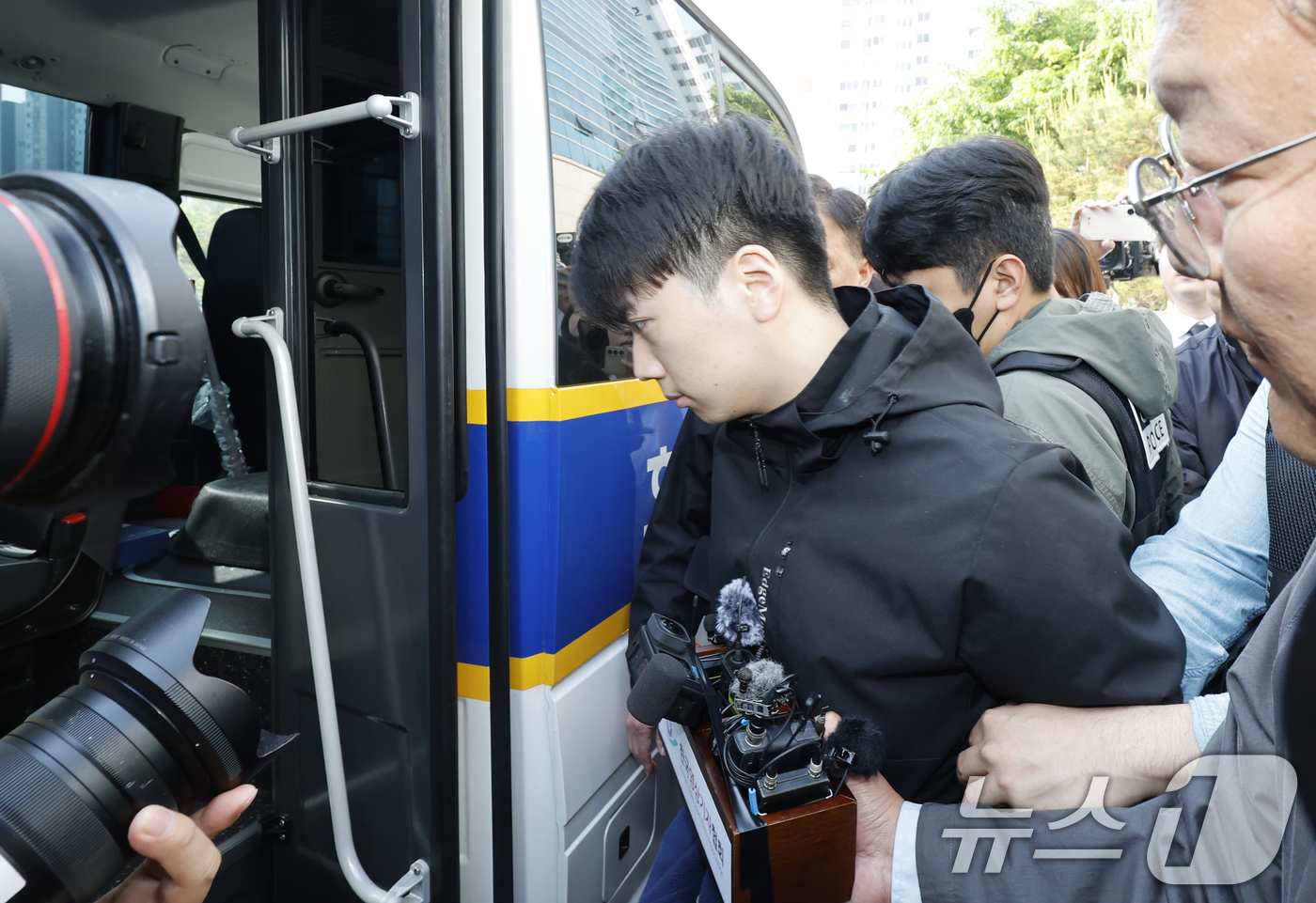 (광주=뉴스1) 김태성 기자 = 광주 도심에서 일면식도 없는 10대 여고생을 살해한 장윤기 씨가 14일 오전 광주 서부경찰서에서 검찰로 송치되고 있다. 2026.5.14/뉴스1