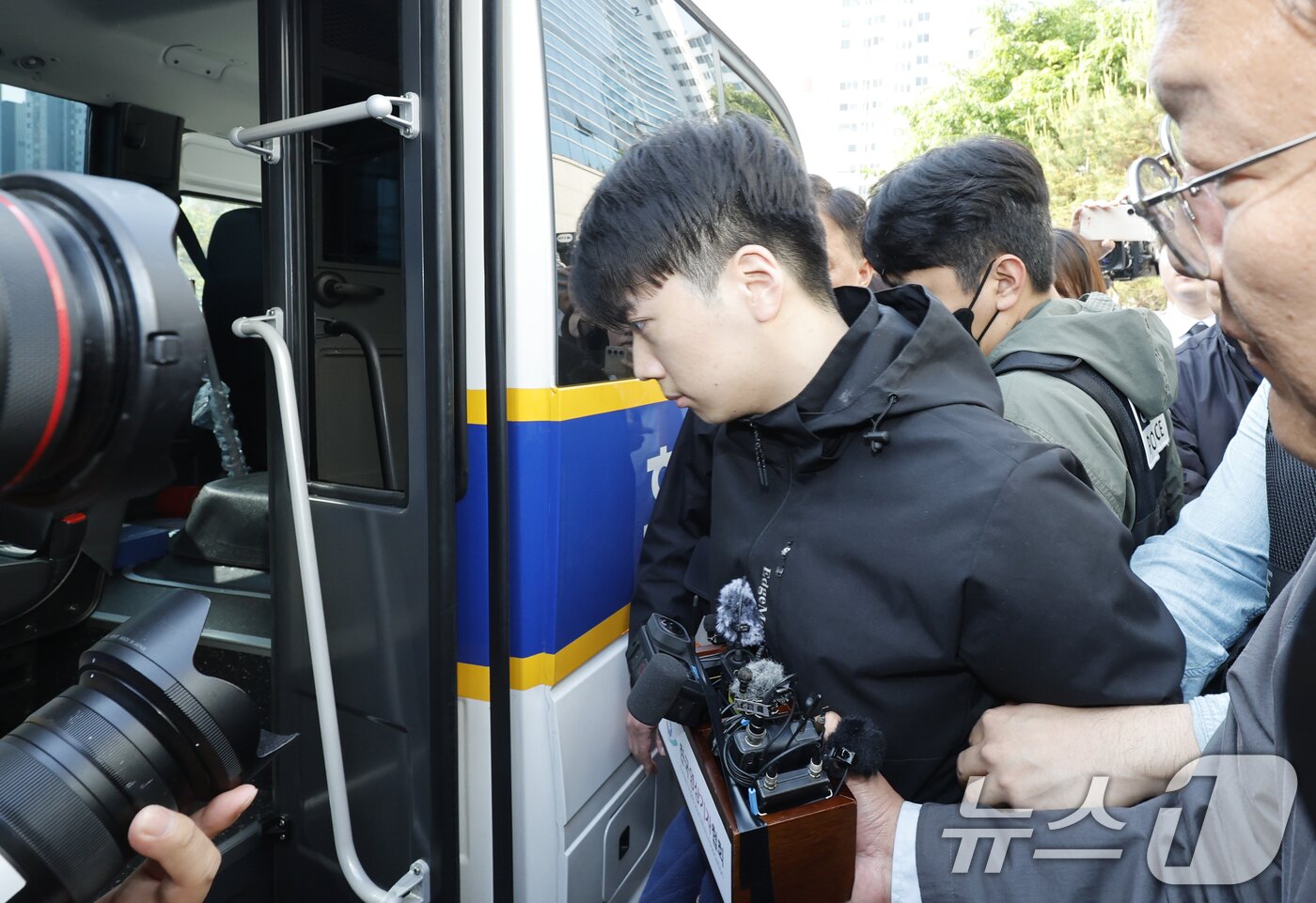 본문 이미지 - 광주 도심에서 일면식도 없는 10대 여고생을 살해한 장윤기 씨가 지난 5월 14일 오전 광주 서부경찰서에서 검찰로 송치되고 있다. 2026.5.14 ⓒ 뉴스1 김태성 기자