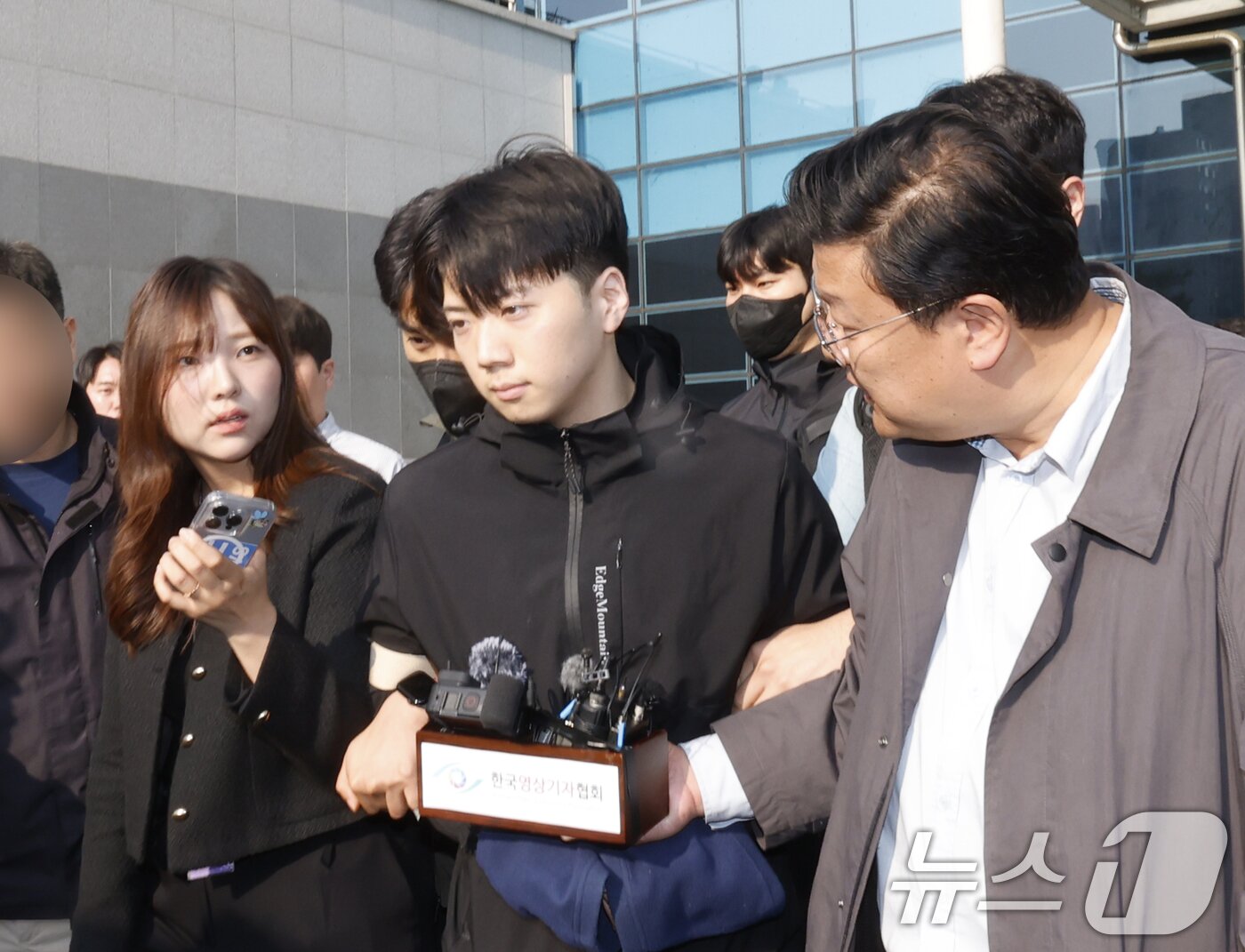 본문 이미지 - 광주 도심에서 일면식도 없는 10대 여고생을 살해한 장윤기 씨가 14일 오전 광주 서부경찰서에서 검찰로 송치되고 있다. 2026.5.14 ⓒ 뉴스1 김태성 기자